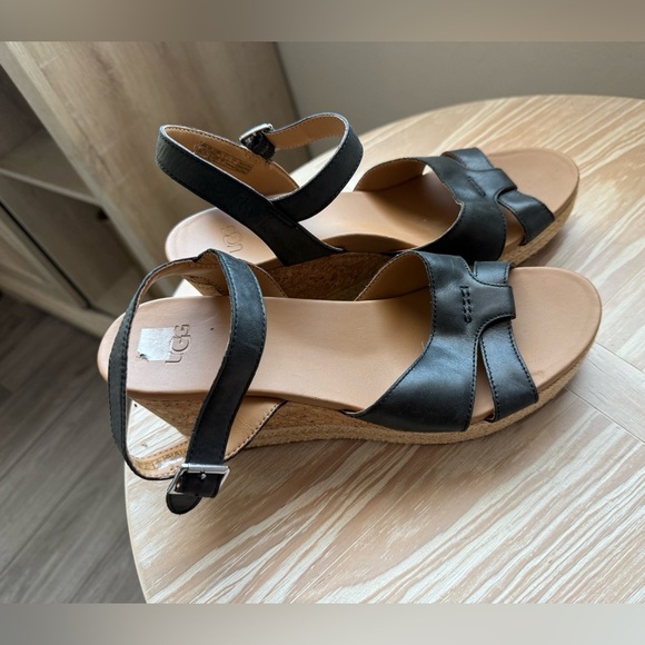 UGG|Cloverdale Espadrille Wedge Sandal in black & tan •••Beachy & Boho Size 9 - Picture 9 of 16